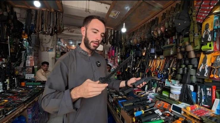 Kübra Ünlü Yazdı! SINIRDA BAYRAK GURURU, SOKAKTA NEŞELİ PAZARLIK; İŞTE KURALSIZ SOKAKLAR’IN YENİ ROTASI! Haberlerimizi Google’da Takip Edin Gelişmelerden anında haberdar olun. Google’da tercih