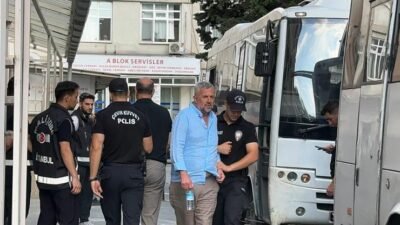Kuşadası Belediyesi’ne yönelik soruşturmada 16 şüpheli adliyeye sevk edildi Haberlerimizi Google’da Takip Edin Gelişmelerden anında haberdar olun. Google’da tercih