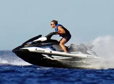 Macron’un Jet Ski’li fotoğrafı Fransa’yı karıştırdı! Tepkiler dinmiyor: Fransa yanarken Macron eğleniyor Fransa’da aşırı sıcaklıklar ve orman yangınları devam ederken, Cumhurbaşkanı Emmanuel