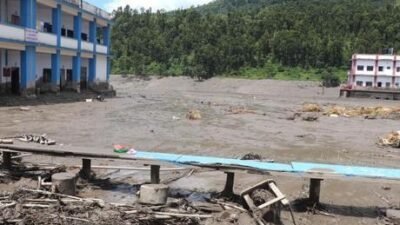 Nepal’in Çin sınırına yakın bölgelerini etkileyen felaket nedeniyle sel sularına