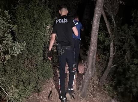 Muğla’nın Bodrum ilçesinde, tatil için geldikleri Akvaryum Koyu’nda havanın kararmasının