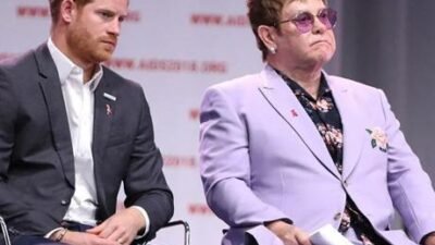 İngiltere Kralı Charles’ın küçük oğlu Prens Harry ile şarkıcı Elton