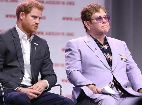 İngiltere Kralı Charles’ın küçük oğlu Prens Harry ile şarkıcı Elton