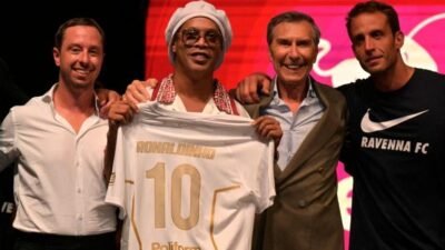 Kaynak:AFP, CNN TÜRK Futbol sahalarının efsanevi sambacısı, kimilerine göre dünyanın