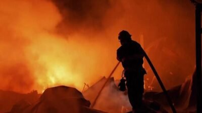Rusya yine Ukrayna’yı vurdu… En az 17 kişi öldü, 44 kişi yaralandı Kaynak:CNN TÜRK Rusya bir kez daha Ukrayna’yı vurdu. Başkent Kiev