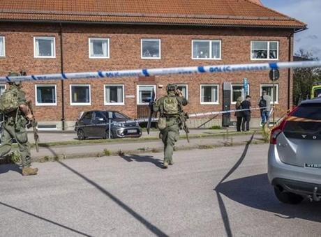 İsveç’in Fagersta kentinde bir okula kılıçla giren kişi paniğe neden