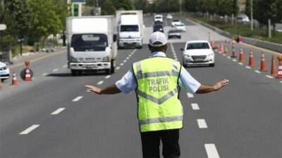 Trafiğe çıkacaklar dikkat: İstanbul’da bazı yollar trafiğe kapatıldı Kaynak:AA Haberlerimizi Google’da Takip Edin Gelişmelerden anında haberdar olun. Google’da
