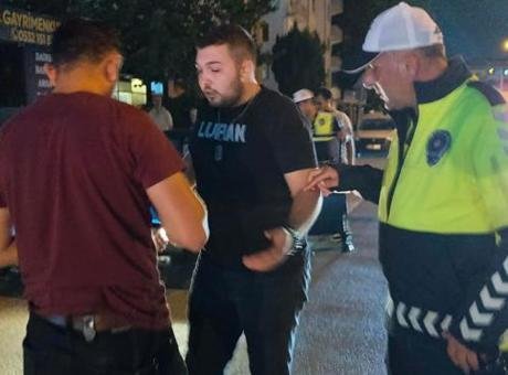 Trafik uygulamasını görünce aracını bırakıp kaçan sürücüye 240 bin lira para cezası Bursa’nın İnegöl ilçesinde trafik uygulaması sırasında aracını bırakarak kaçmaya çalışan