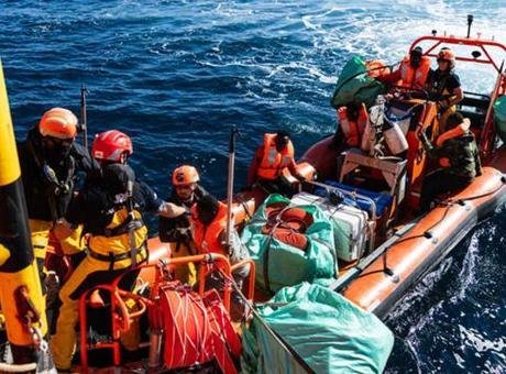 Tunus kıyılarında 15 düzensiz göçmeni taşıyan bir tekne alabora oldu.