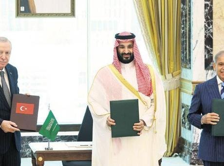 Üç ülkeden tarihi savunma adımı: Erdoğan’ın hamlesi dünyada yankılandı Cumhurbaşkanı Recep Tayyip Erdoğan’ın liderliğindeki Türkiye’nin bölgesel ağırlığı, Suudi Arabistan