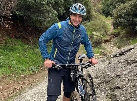 Yunan basınına yansıyan haberlere göre,Miçotakis, dün bisiklet kullanırken Girit Adası’nda