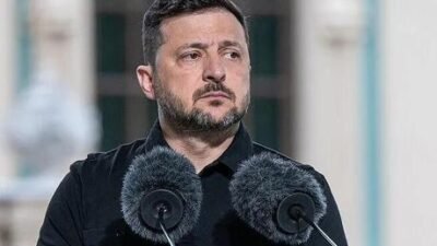 Kiev merkezinde dev bir Ukrayna bayrağının göndere çekilme törenini yöneten