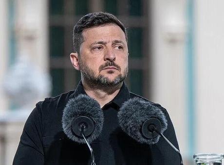 Kiev merkezinde dev bir Ukrayna bayrağının göndere çekilme törenini yöneten