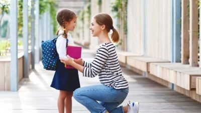 Kaynak İHA Okulların açılmasıyla birlikte çocuklarda skolyoza dikkat çeken Doç.