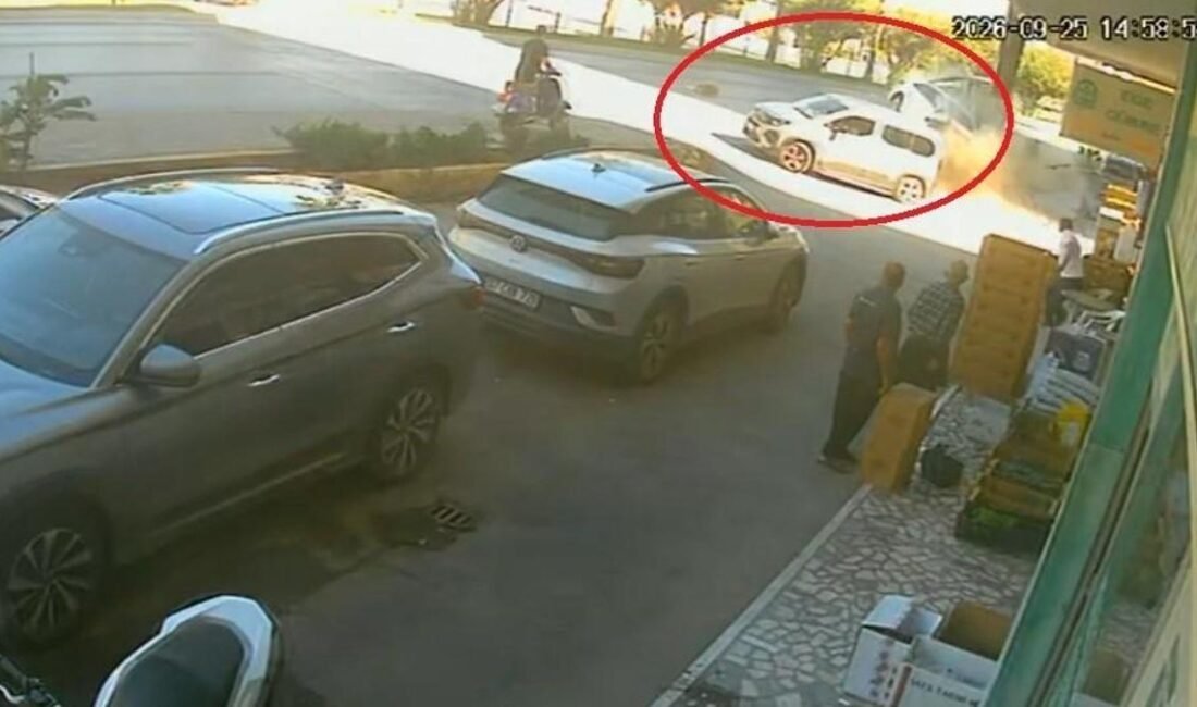 Alanya’da otomobil yayaya ve otobüs durağına çarptı: 3 yaralı Antalya’nın Alanya ilçesinde kontrolden çıkan otomobilin önce yayaya, ardından otobüs