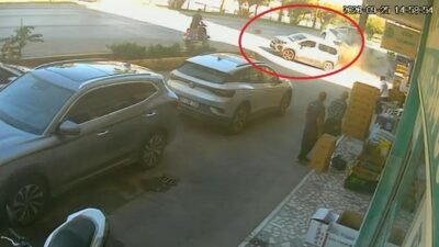 Antalya’nın Alanya ilçesinde kontrolden çıkan otomobilin önce yayaya, ardından otobüs