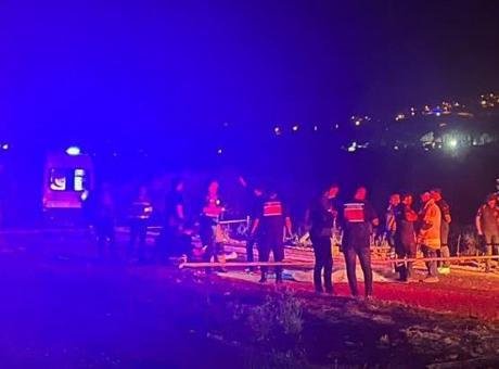 Alkollü TIR sürücüsü ters şeride girdi, motosiklete çarptı: 2 ölü, 1 yaralı Bursa’nın Yenişehir ilçesinde alkollü tır sürücüsünün ters şeride girerek motosiklete