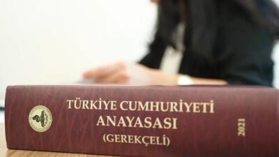 Anayasa siyaset belgesi hazır: AK Partili kurmaylar, Erdoğan’a sunum yapacak Kaynak CNN TÜRK AK Parti’de gündem anayasa çalışmaları. Anayasa siyaset