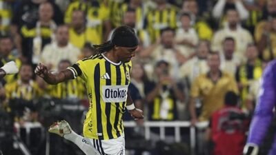 Kaynak Cnnturk.com Paylaş Beşiktaş, Fenerbahçe derbisi sonrası Fenerbahçe forması giyen