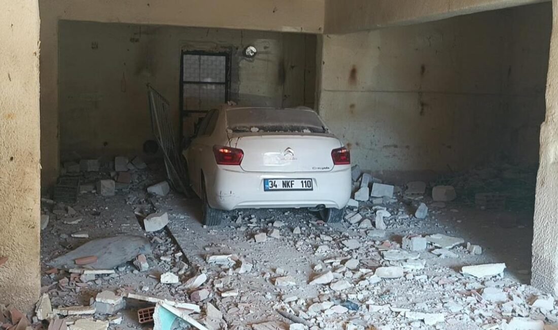Burdur’da sürücüsünün kontrolünden çıkan otomobil, yol kenarında bulunan kullanılmayan su