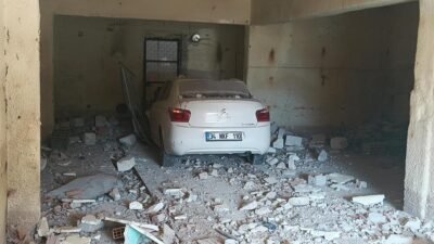 Burdur’da sürücüsünün kontrolünden çıkan otomobil, yol kenarında bulunan kullanılmayan su