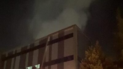 Bursa’nın İnegöl ilçesinde bir tekstil fabrikasının çatısında çıkan yangın, itfaiye