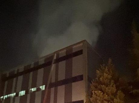 Bursa’nın İnegöl ilçesinde bir tekstil fabrikasının çatısında çıkan yangın, itfaiye