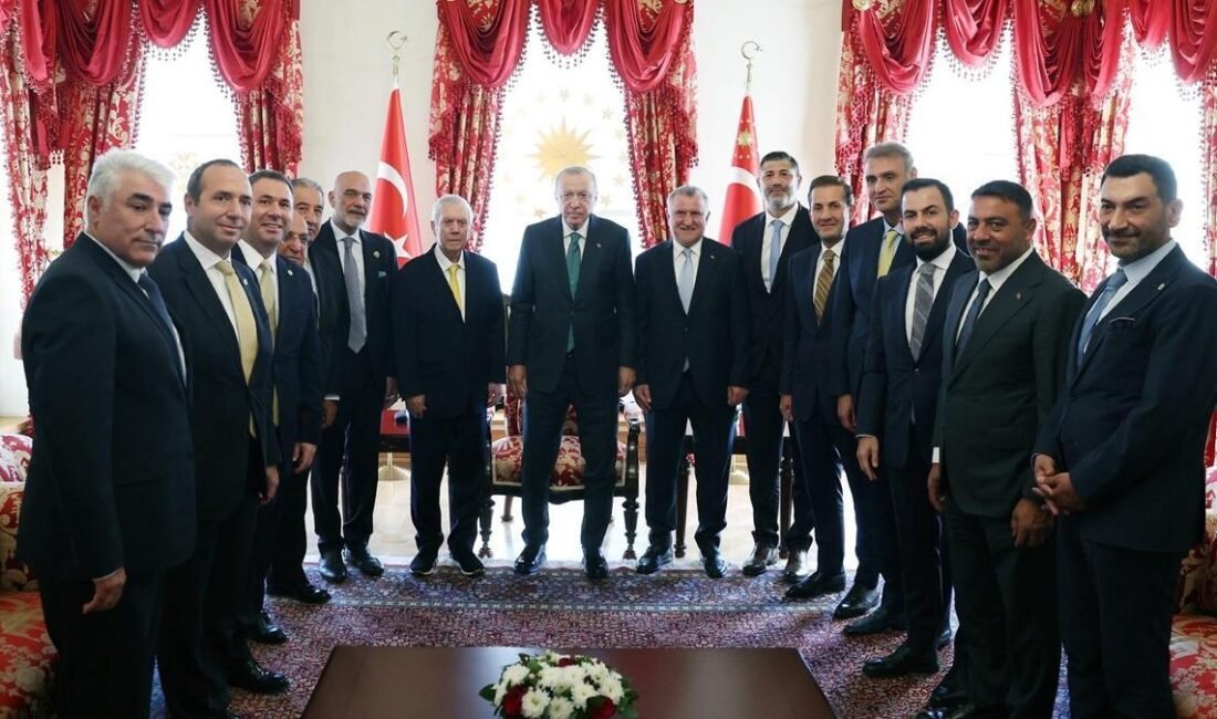 Cumhurbaşkanı Erdoğan, 4 büyüklerin başkanlarını ve yöneticilerini kabul etti Cumhurbaşkanı Recep Tayyip Erdoğan, Fenerbahçe, Galatasaray, Beşiktaş ve Trabzonspor’un başkanlarını