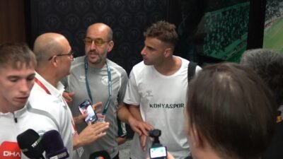 Konyasporlu Deniz Türüç, maçın ardından Rajmund Toth’un, maç değerlendirmesi yaptığı