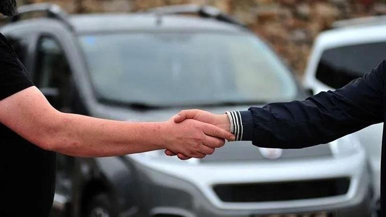 Dolandırıcılardan yeni tuzak: Aracını satmak isterken dolandırılmaktan son anda kurtuldu Kaynak İHA Kocaeli’de aracını ilana koyan Bahadır Bostan, “güvenli kapora