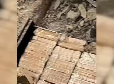 İtalyan polisi bir eve baskın düzenledi.Duvarların ve zeminin içine gizlenmiş