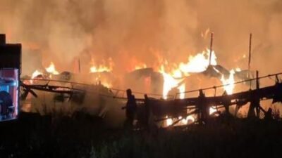 Merkeze bağlı Hacialiler köyü mevkisinde bulunan kapı fabrikasında, saat 22.00