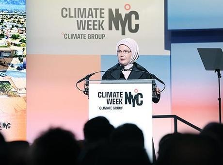 Emine Erdoğan New York İklim Haftası açılışında konuştu: Doğayla ilişkimizi yeniden ölçü ve adalet üzerine kurmalıyız Emine Erdoğan, bir etkinlik alanında düzenlenen, Çevre, Şehircilik ve İklim