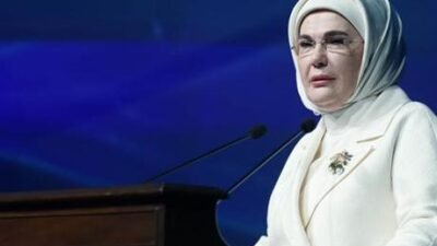Emine Erdoğan, sosyal medya hesabından, Cumhurbaşkanı Erdoğan ile geldikleri Rize’deki