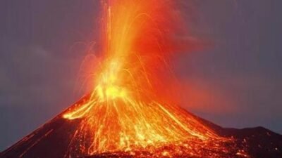 Endonezya’da yanardağ patladı! ‘Üçüncü seviye alarm verildi’ Endonezya’nın Anak Krakatoa Adası’nda yer alan Anak Krakatau Yanardağı’nda yerel