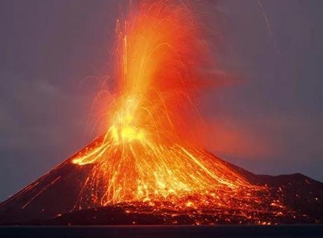 Endonezya’nın Anak Krakatoa Adası’nda yer alan Anak Krakatau Yanardağı’nda yerel