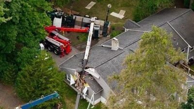 Evin üzerine vinç düştü! Çatıyı deldi ABD’nin New Jersey eyaletine bağlı River Vale kasabasındaki Sunnyhill Terrace’ta