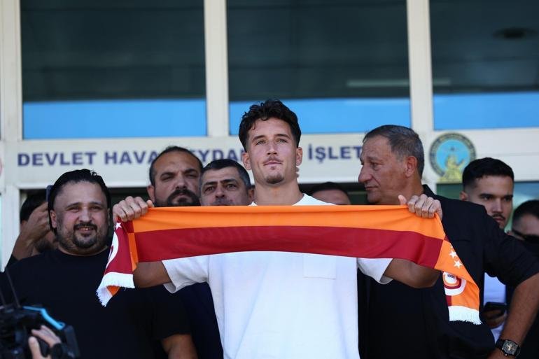 Galatasaray’ın yeni transferi Deniz Gül, İstanbul’da coÅŸkuyla karşılandı Kaynak İHA Galatasaray’ın, Portekiz ekibi Porto’dan transferi konusunda anlaÅŸma saÄŸladığı