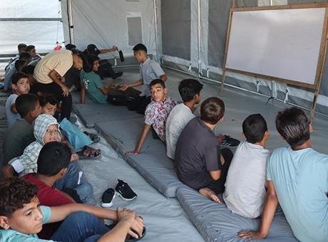 İsrail’in saldırılarını sürdürdüğü Gazze Şeridi’nde yaklaşık 541 bin öğrenci için