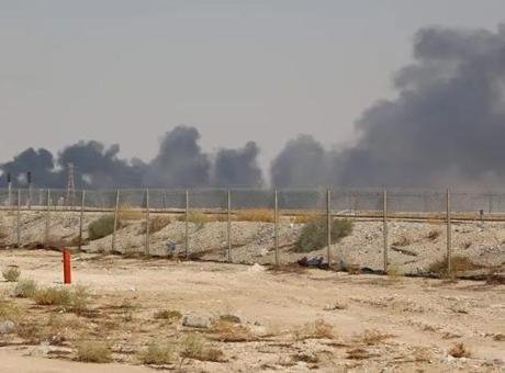 Husiler duyurdu! Suudi Arabistan’daki Aramco tesisine balistik füzelerle saldırı Husilerin Askeri Sözcüsü Yahya Seri, sosyal medya platformundaki hesabından yaptığı