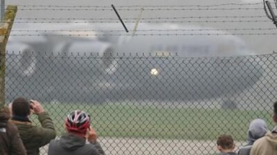 İngiltere’nin Gloucestershire bölgesinde ABD askeri uçaklarının kullanıldığı Fairford Üssü’nün yanındaki