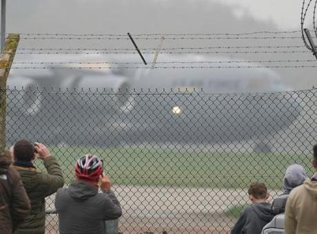 İngiltere’nin Gloucestershire bölgesinde ABD askeri uçaklarının kullanıldığı Fairford Üssü’nün yanındaki