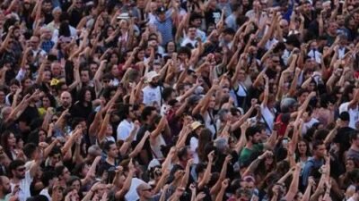 Dün binlerce kişi, bu hafta başında 87 yaşındaki bir kadının