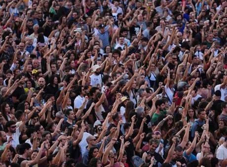 Dün binlerce kişi, bu hafta başında 87 yaşındaki bir kadının