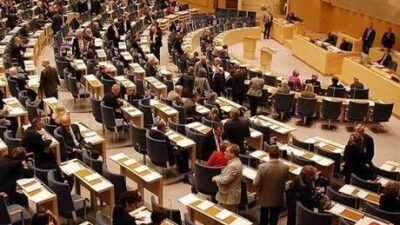 İsveç Devlet Televizyonu SVT’nin haberinde, resmi olmayan sonuçlara göre oyların