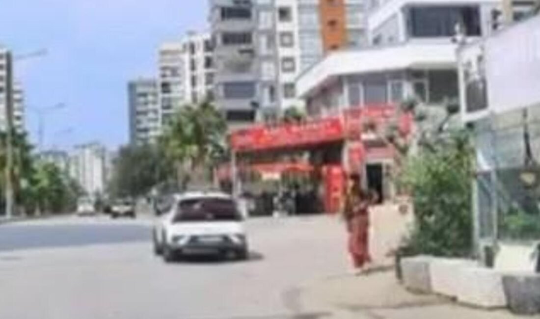 Kaldırımda yürüyen yaya, el freni çekilmeyen otomobilin altında kalmaktan son anda kurtuldu; o anlar kameraya yansıdı Haberlerimizi Google’da Takip Edin Gelişmelerden anında haberdar olun. Google’da tercih
