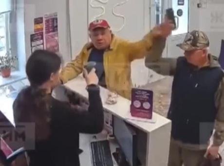 Alınan bilgiye göre, kargo teslim almak için iş yerine gelen