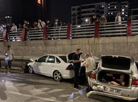 Kayseri’nin Kocasinan ilçesinde 3 otomobilin çarpıştığı zincirleme trafik kazasında 2