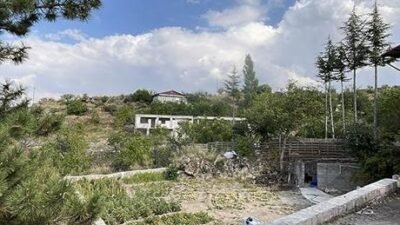 Kayseri’nin merkez Hacılar ilçesinde babasının kucağındayken kayalık alandan başına taş