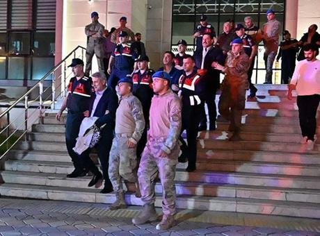 Kırıkkale’nin Yahşihan Belediyesine yönelik yolsuzluk operasyonunda 15 şüpheli tutuklandı Kırıkkale Cumhuriyet Başsavcılığınca Yahşihan Belediyesine yönelik yolsuzluk soruşturması kapsamında yakalanan
